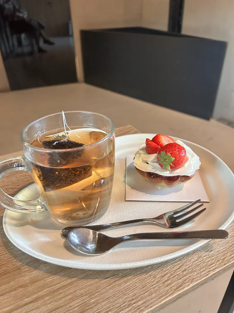 Чай и корзиночка с клубникой